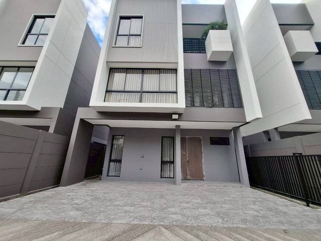 P752 ให้เช่าบ้านเดี่ยว 3 ชั้น สไตล์โมเดิร์น โครงการ ฟีล ลาดพร้าว 101  Feel Lat Phrao 101 ใกล้รถไฟฟ้าสายสีเหลืองสถานีลาดพร้าว 101