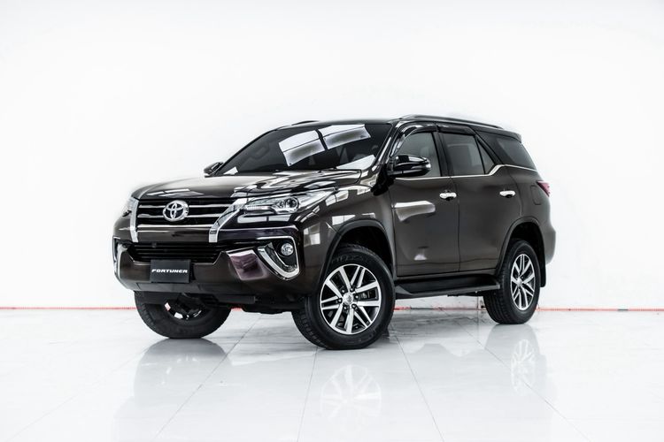 รถ Toyota Fortuner 2.8 V 4WD สี น้ำตาล