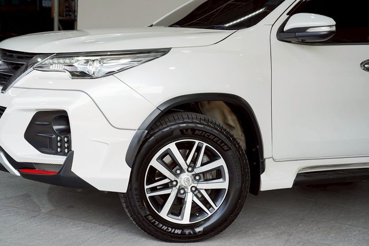 Toyota Fortuner 2016 2.8 V 4WD Utility-car ดีเซล ไม่ติดแก๊ส เกียร์อัตโนมัติ ขาว รูปที่ 3