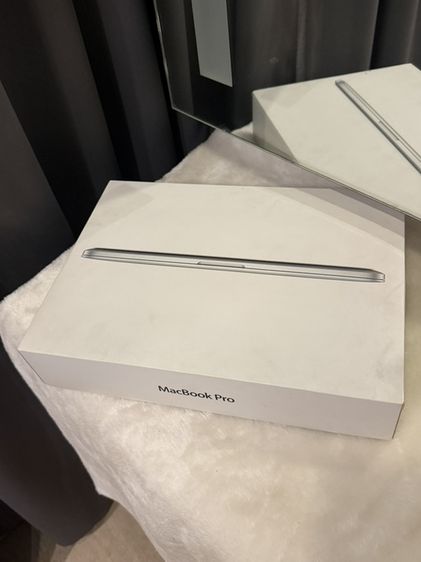 กล่องMacbook Retina 13.3 นิ้ว พร้อมสายช้าทแท้ยังไม่ได้ใช้