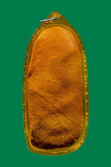 พระลีลาเนื้อดินใส่จีวรด้านหลังก่อนเลี่ยมกรอบ รูปที่ 2