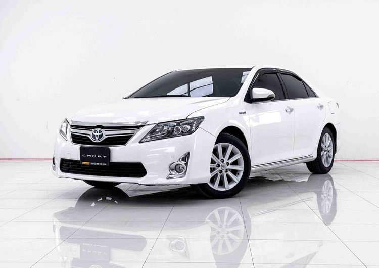 รถ Toyota Camry 2.5 Hybrid สี ขาว