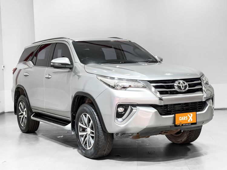 รถ Toyota Fortuner 2.4 V สี บรอนซ์เงิน