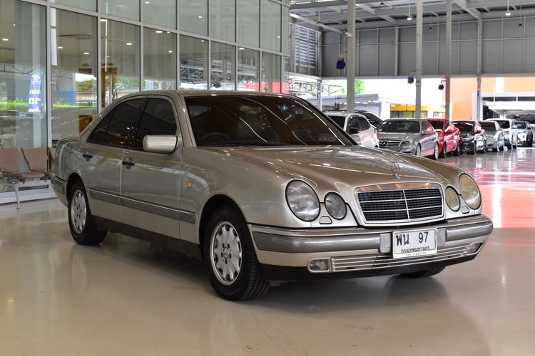 รถ Mercedes-Benz E-Class E230 สี น้ำตาล