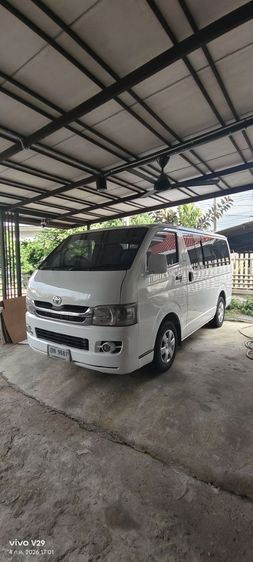 รถ Toyota Hiace 2.5 สี ขาว