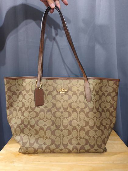 ขายๆๆๆครับ  กระเป๋า  Coach   ของแท้ 100 เปอเซนต์    ซื้อมาจาก ซูริค ที่ สวิสเซอร์แลนด์