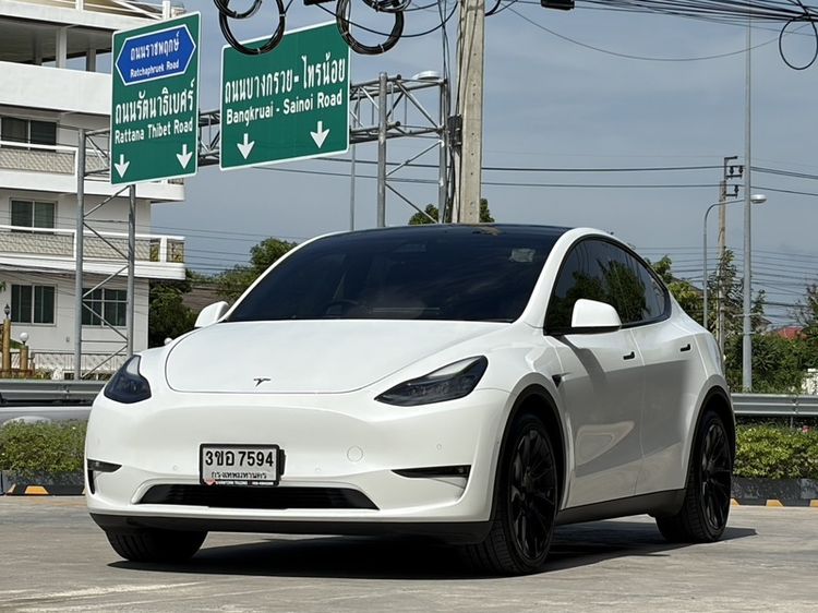 รถ Tesla Model Y Long Range AWD สี ขาว