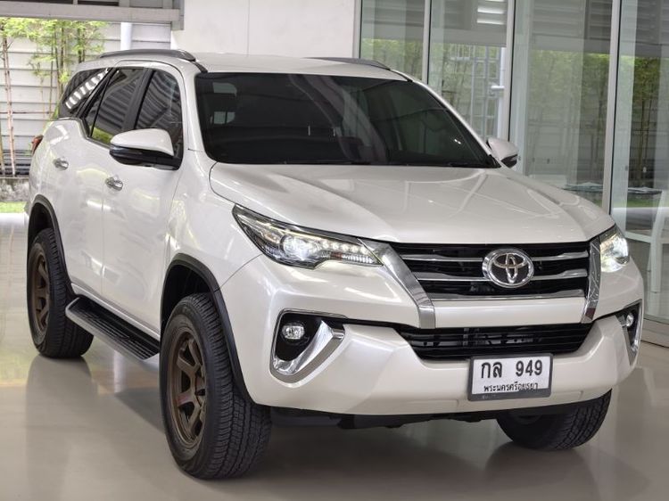 รถ Toyota Fortuner 2.4 V 4WD สี ขาว
