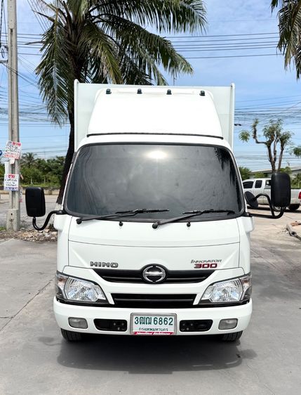รถ HINO 300 invertor ( 4 ล้อป้ายเล็ก ไม่ติดเวลา) ปี 2564  กะบะเหล็กคอกสูง ยาว 3.50 กว้าง 1.90  ม.มือเดียว  ออกจากห้าง รูปที่ 3