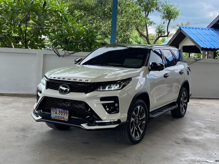 รถ Toyota Fortuner 2.8 Legender Black Top 4WD สี ขาว