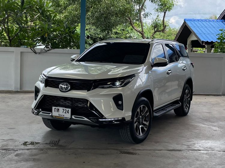 รถ Toyota Fortuner 2.4 Leader V สี ขาว