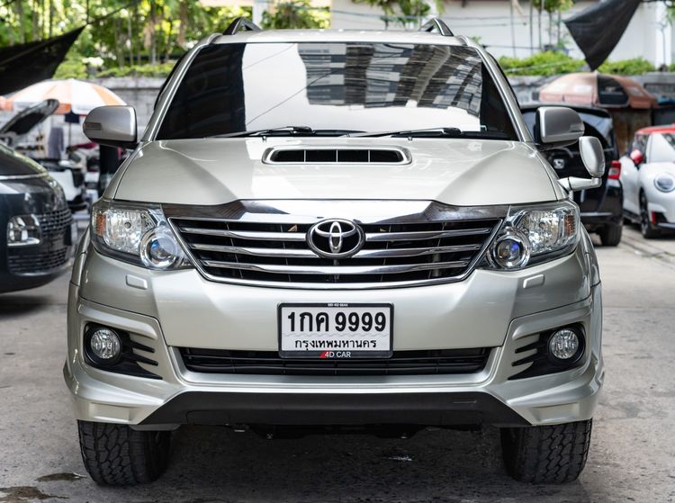 รถ Toyota Fortuner 3.0 V 4WD สี เทา