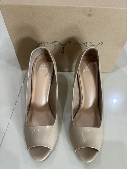 รองเท้าส้นสูงมือสอง