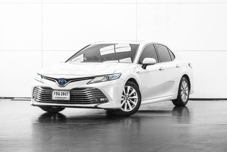 รถ Toyota Camry 2.5 HV Premium สี ขาว
