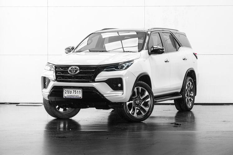 รถ Toyota Fortuner 2.4 Commander สี ขาว
