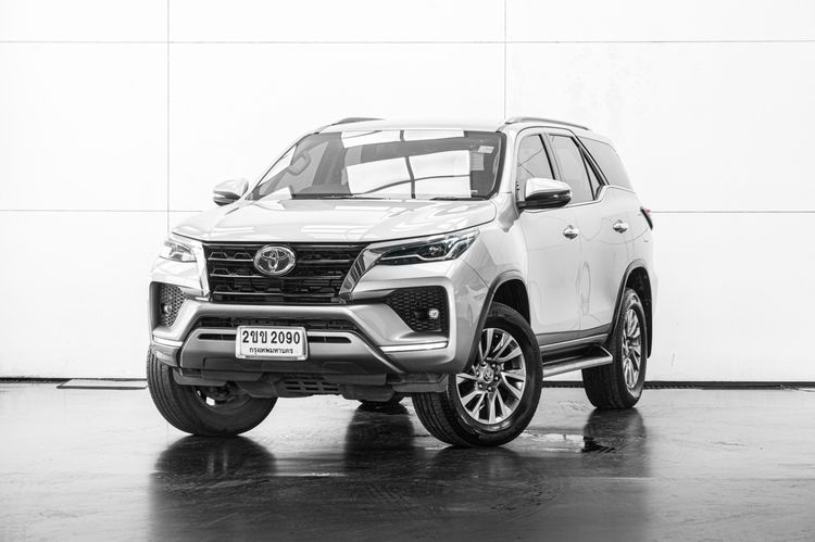 รถ Toyota Fortuner 2.4 V 4WD สี เทา