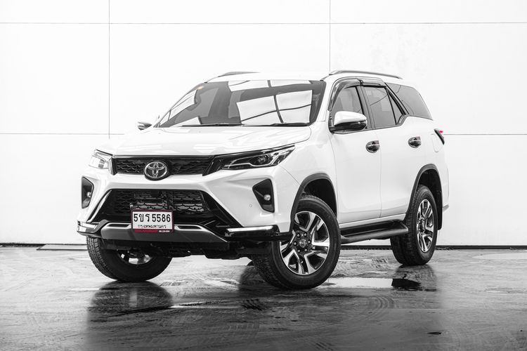 รถ Toyota Fortuner 2.4 Leader G สี ขาว