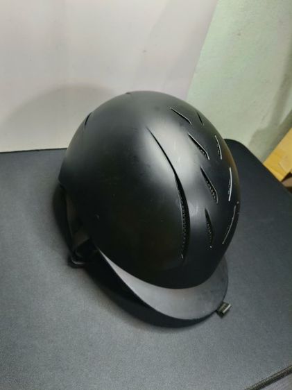 หมวกกันน็อกสำหรับขี่ม้า (Riding Helmet / Equestrian Helmet) Brand RIFแบรนด์และที่มา: RIF (Rider’s International Riding Equipment) เป็นแบรนด์อุปกรณ์ขี่ม้าชั้นนำ