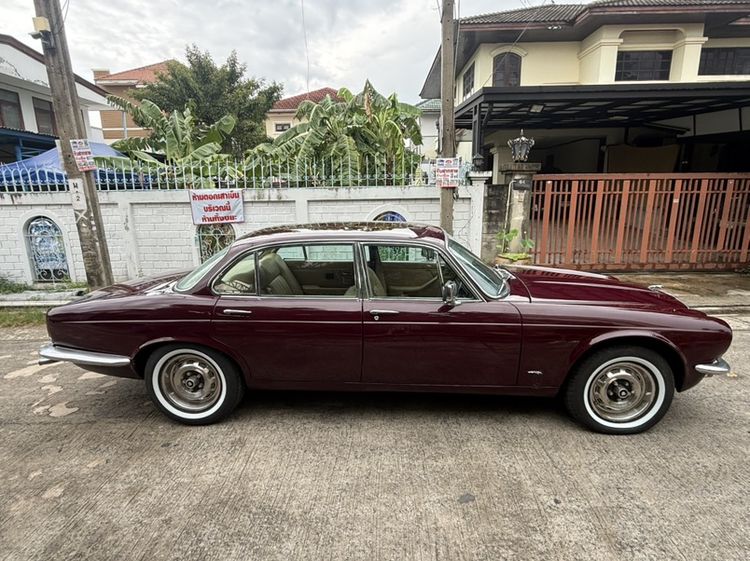 รถ Jaguar XJ6 4.2 Saloon สี แดง