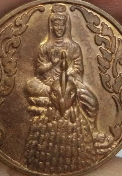 75477-เหรียญพระโพธิสัตว์กวนอิมประทับหลังนกยูง อยู่เย็นเป็นสุข เนื้อทองแดงผิวไฟ