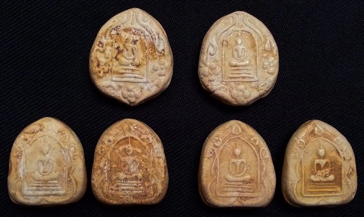 (องค์ละ 500 บาท) พระกรุ เนื้อผงน้ำมัน วัดอัมพวา พิมพ์ซุ้มเรือนแก้ว 