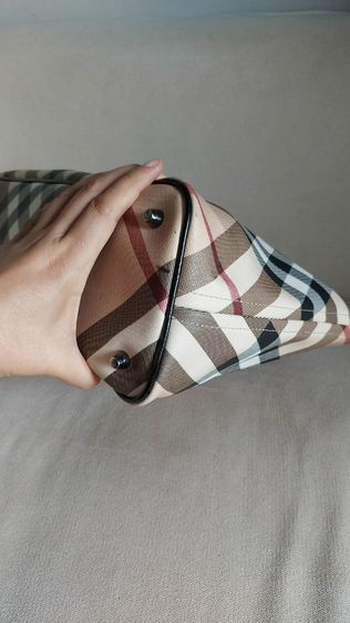 กระเป๋าถือ Burberry ของแท้ รูปที่ 6