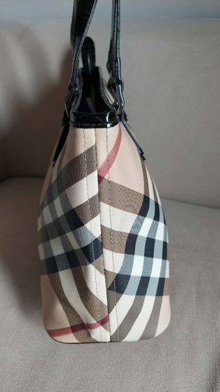 กระเป๋าถือ Burberry ของแท้ รูปที่ 4