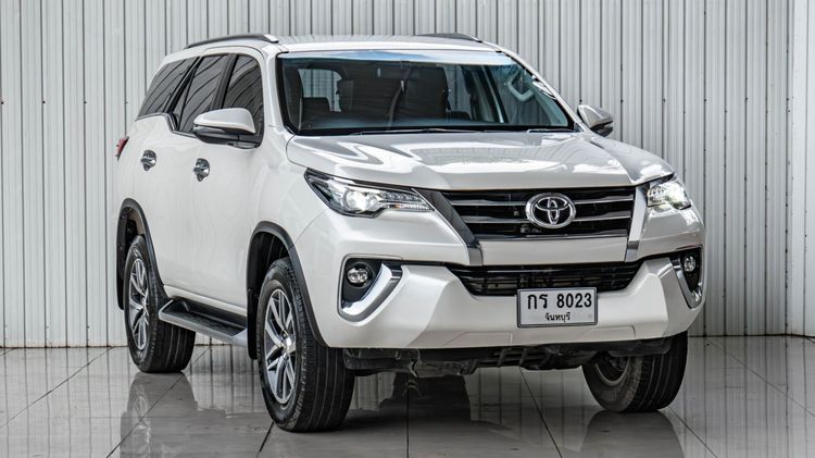 รถ Toyota Fortuner 2.4 V สี ขาว