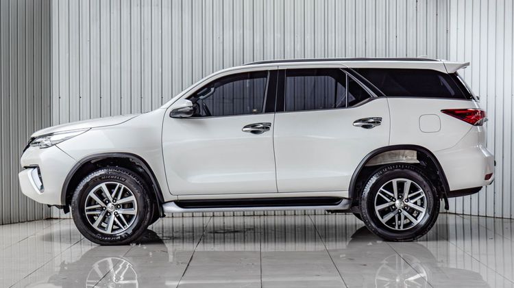 Toyota Fortuner 2019 2.4 V Utility-car ดีเซล ไม่ติดแก๊ส เกียร์อัตโนมัติ ขาว รูปที่ 2