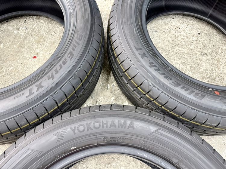 ยางถอดป้ายแดงขอบ 17” ยี่ห้อ YOKOHAMA รุ่น BLUEARTH XT ขนาด 215-60R15 ปี 26 สีเส้นตุ่มหน้ายางยังอยู่ครบ