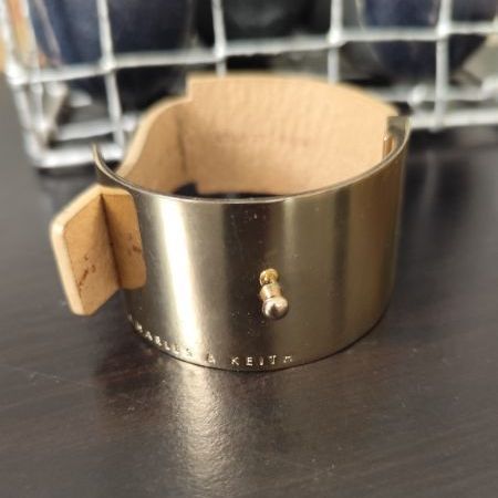 กำไลสายหนังอะไหล่สีทอง CHARLES KEITH มือสองขายตามสภาพ รูปที่ 4
