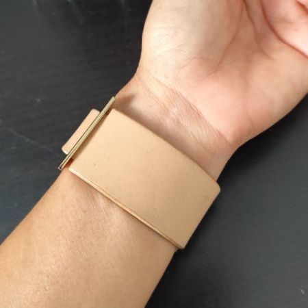 กำไลสายหนังอะไหล่สีทอง CHARLES KEITH มือสองขายตามสภาพ รูปที่ 3
