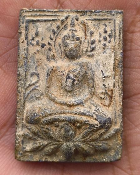 พระกรุท้ายตลาดเนื้อผงใบลานพิมพ์พระนั่งบัวเก่าค่ะ