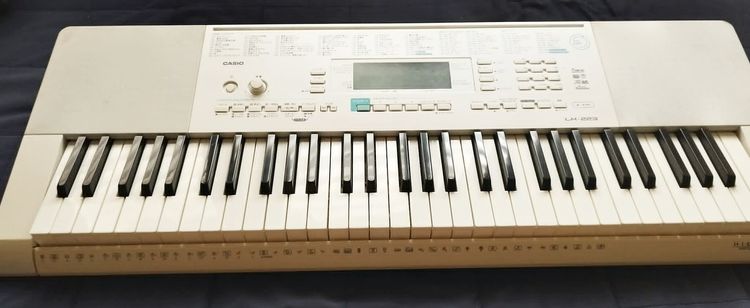 คีย์บอร์ด Casio LK-223 ซึ่งเป็นรุ่นยอดนิยมที่มาพร้อมฟังก์ชันไฟส่องสว่าง รูปที่ 2