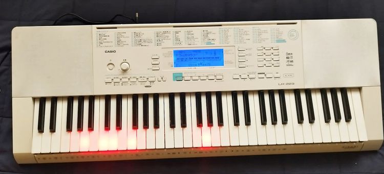 คีย์บอร์ด Casio LK-223 ซึ่งเป็นรุ่นยอดนิยมที่มาพร้อมฟังก์ชันไฟส่องสว่าง รูปที่ 8