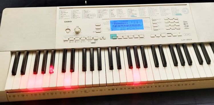 คีย์บอร์ด Casio LK-223 ซึ่งเป็นรุ่นยอดนิยมที่มาพร้อมฟังก์ชันไฟส่องสว่าง รูปที่ 9