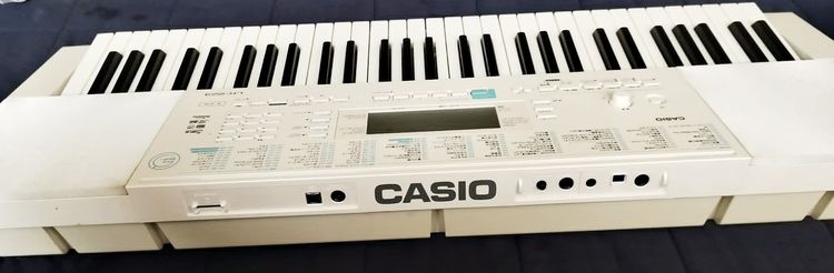 คีย์บอร์ดแบบมีไฟที่คีย์ คีย์บอร์ด Casio LK-223 ซึ่งเป็นรุ่นยอดนิยมที่มาพร้อมฟังก์ชันไฟส่องสว่าง