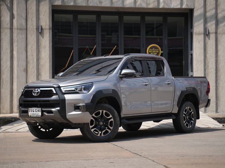 รถ Toyota Hilux Revo Double Cab 2.4 Mid Prerunner สี บรอนซ์เงิน