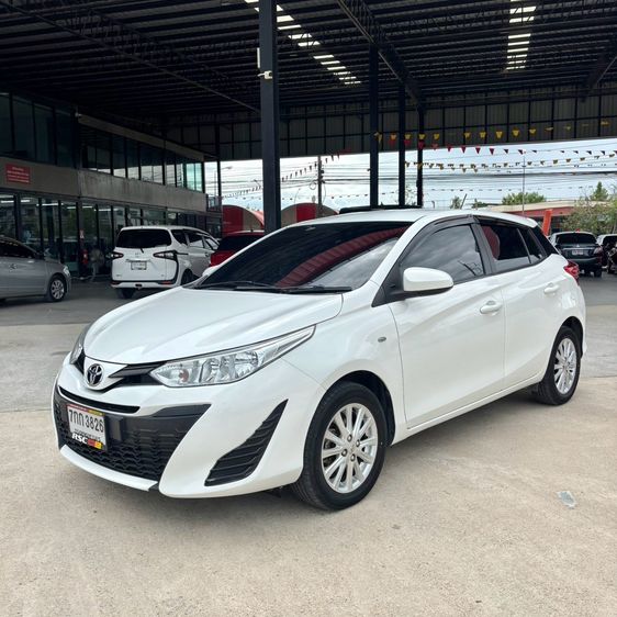 รถ Toyota Yaris 1.2 J สี ขาว