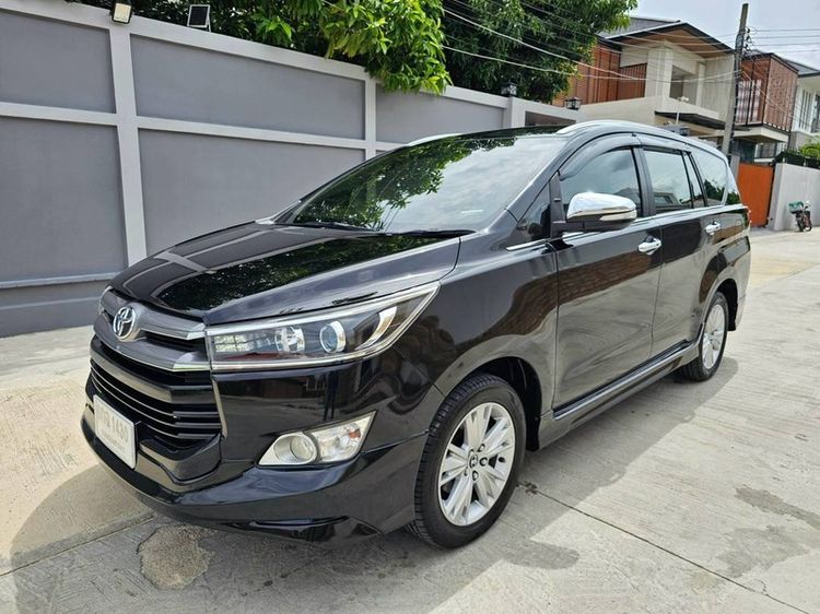 รถ Toyota Innova 2.8 Crysta V สี ดำ