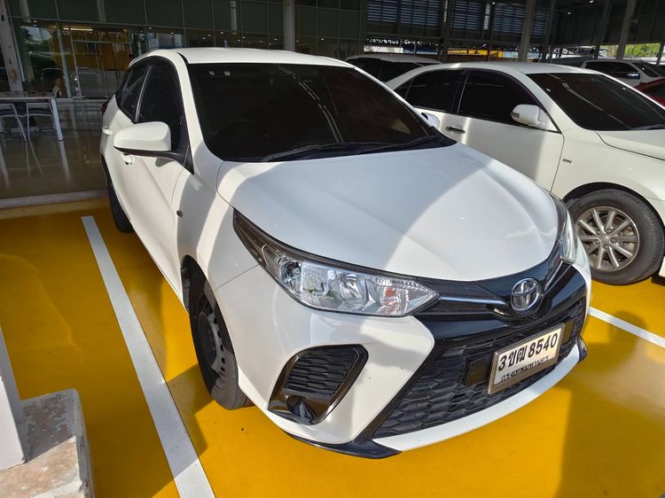 รถ Toyota Yaris ATIV 1.2 Sport สี ขาว