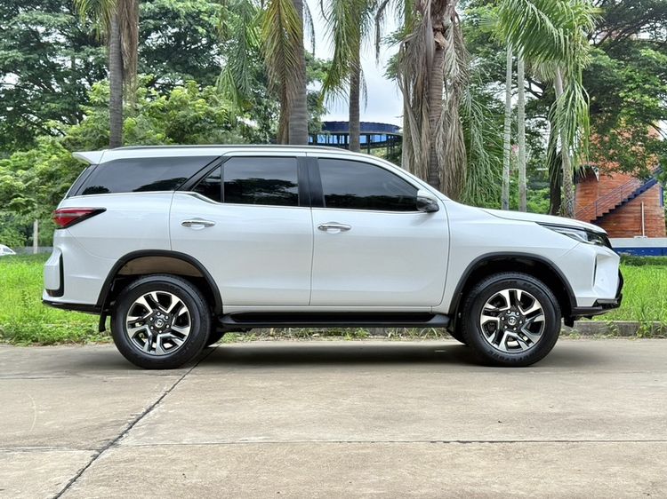Toyota Fortuner 2023 2.4 Leader V Utility-car ดีเซล เกียร์อัตโนมัติ ขาว รูปที่ 3