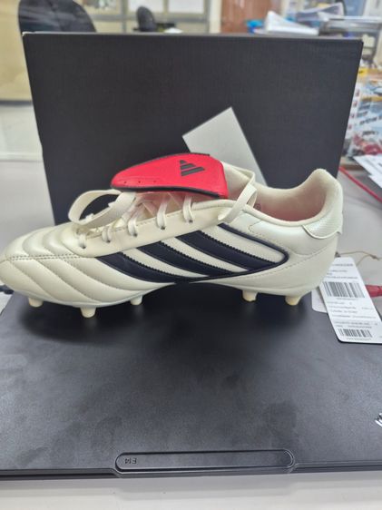 รองเท้าสตั๊ด adidas