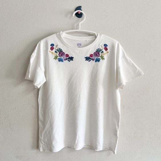ยุนิS เสื้อยืดหญิงแขนระบายสีขาวปักดอกไม้