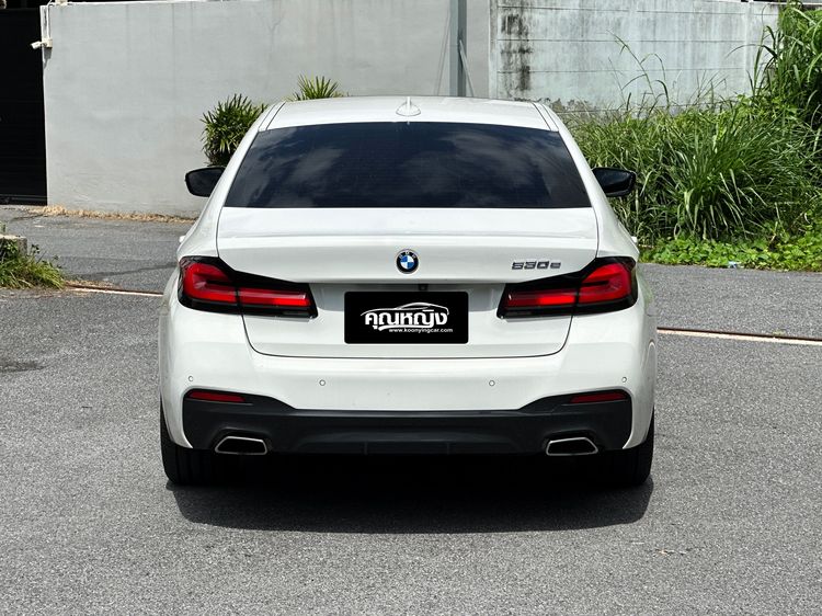 BMW Series 5 2021 530e Sedan ไฮบริด ไม่ติดแก๊ส เกียร์อัตโนมัติ ขาว รูปที่ 4