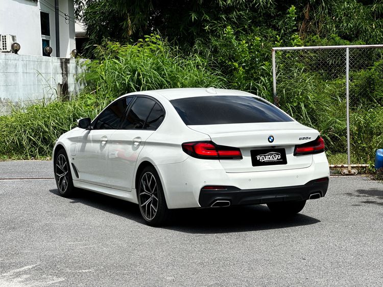 BMW Series 5 2021 530e Sedan ไฮบริด ไม่ติดแก๊ส เกียร์อัตโนมัติ ขาว รูปที่ 2