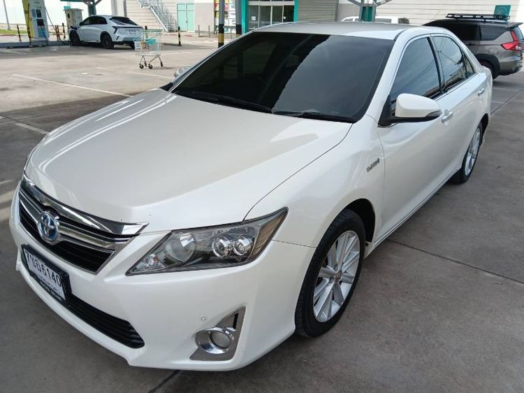 รถ Toyota Camry 2.5 Hybrid สี ขาว