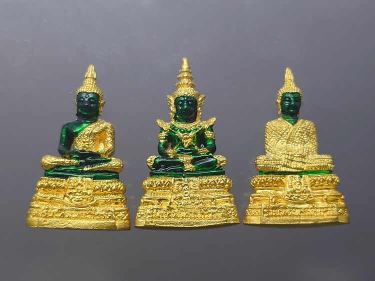 พระแก้วมรกต 3 ฤดู รุ่นเทอดพระเกียรติ เนื้อโลหะเคลือบเขียว เครื่องทรงชุบทอง มหาพุทธาภิเษก ณ วัดพระศรีรัตนศาสดาราม ปี2540 พร้อมกล่องเดิม หายาก รูปที่ 3