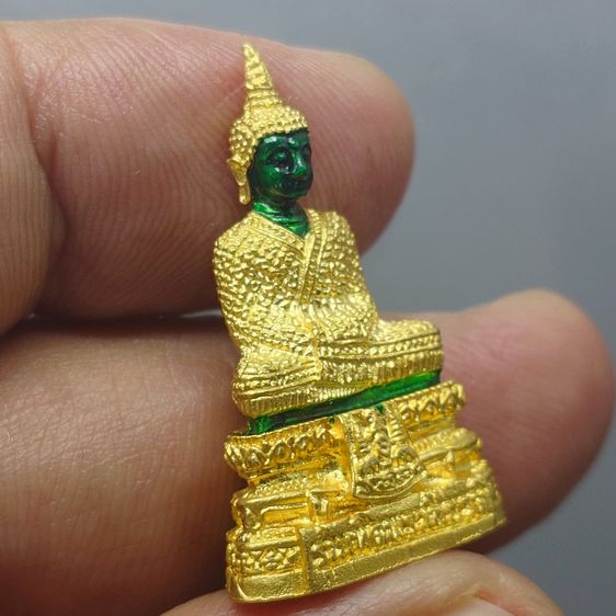 พระแก้วมรกต 3 ฤดู รุ่นเทอดพระเกียรติ เนื้อโลหะเคลือบเขียว เครื่องทรงชุบทอง มหาพุทธาภิเษก ณ วัดพระศรีรัตนศาสดาราม ปี2540 พร้อมกล่องเดิม หายาก รูปที่ 6