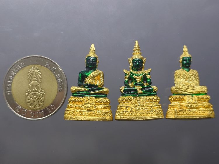 พระแก้วมรกต 3 ฤดู รุ่นเทอดพระเกียรติ เนื้อโลหะเคลือบเขียว เครื่องทรงชุบทอง มหาพุทธาภิเษก ณ วัดพระศรีรัตนศาสดาราม ปี2540 พร้อมกล่องเดิม หายาก รูปที่ 5